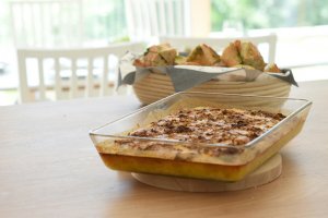 Shows the sweetpotato saganaki with a herbbutter baguette as sidedish
